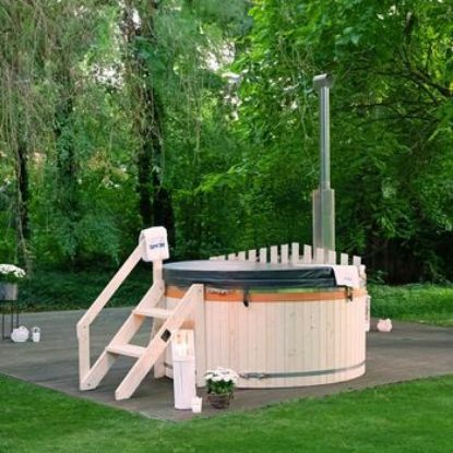 Bild von Hot Tub mit Ofen SKANDI M